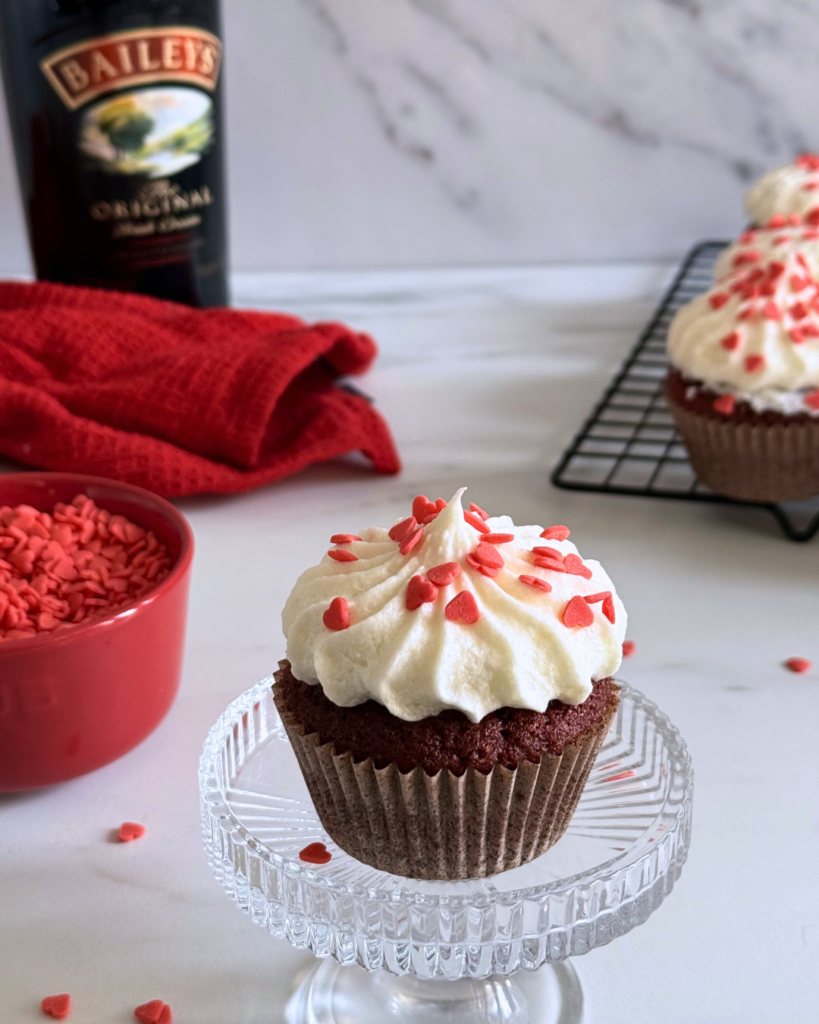 Close up del red velvet cupcakes con cream cheese frosting e cuoricini di zucchero rossi