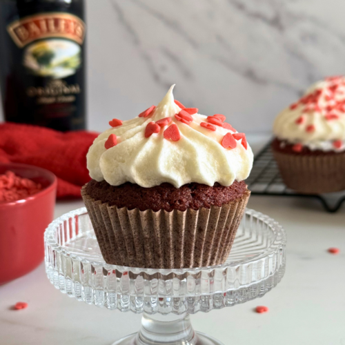 Cupcake con cream cheese frosting e cuori rossi, red velvet su alzatina di vetro